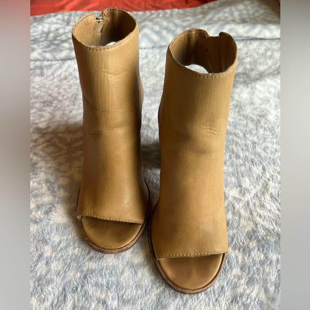 Vintage Steve Madden Tan Leather Women's Peeptoe booties